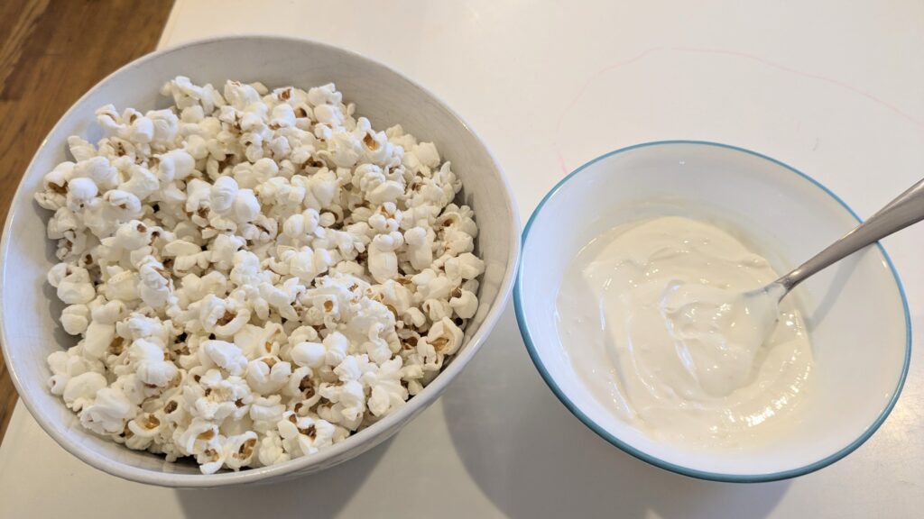 Homemade Popcorn with Garlic Sauce